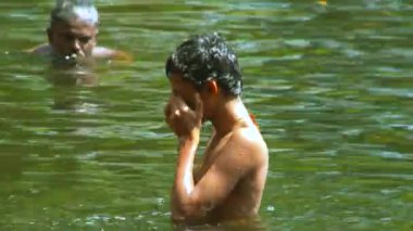 Hindistan - 12 Mart 2016: göle banyo çocuk