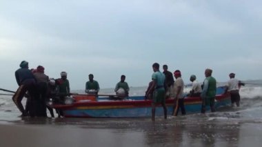 Poompuhar, Hindistan - 12 Kasım 2015: boşaltma balık Balık liman tekne Hint balıkçılar.