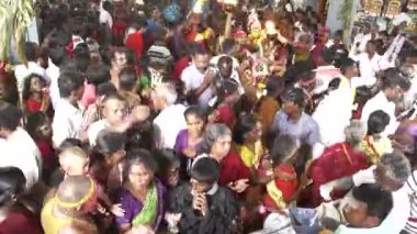 Kulasekharapatnam, Hindistan - 20 Ekim 2014: Sri Mutharamman Tapınağı Thoothukudi District, Tamilnadu, Hindistan Hindu festivali kalabalıkta dans hayranları