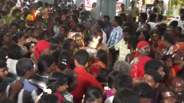 KULASEKHARAPATNAM, ÍNDIA - 20 de outubro de 2014: Devotos dançando na multidão no festival hindu no Templo Sri Mutharamman no distrito de Thoothukudi, Tamilnadu, Índia — Vídeo de Stock