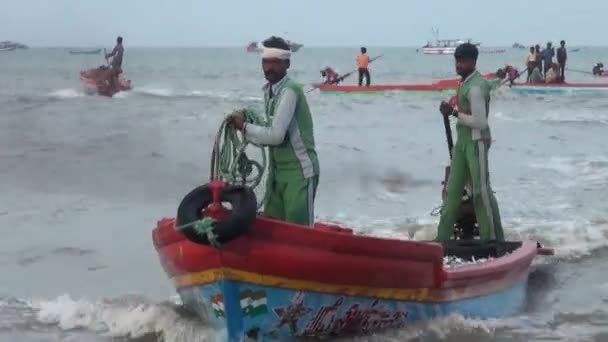 POOMPUHAR, India - 12 DE NOVIEMBRE DE 2015: Pescadores entregando pescado y marisco al mercado de pescado . — Vídeos de Stock