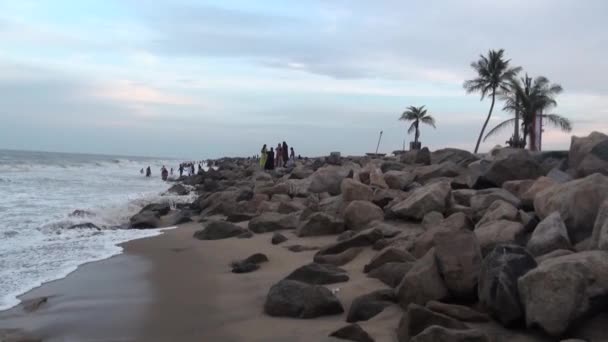 晴れた日に海の近くの岩の上の Poompuhar, インド - 2015 年 11 月 12 日: 人々 スタンド — ストック動画