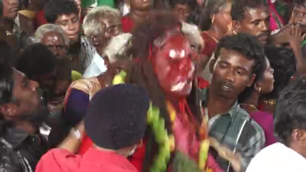 KULASEKHARAPATNAM, INDIA - 20 DE OCTUBRE DE 2014: Devotos bailando en multitud en el festival hindú en el templo de Sri Mutharamman en el distrito de Thoothukudi, Tamilnadu, India — Vídeos de Stock