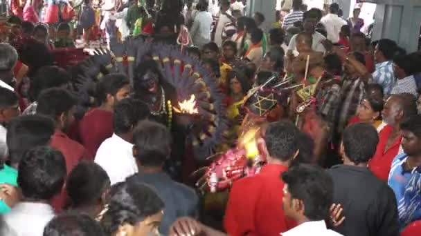 Kulasekharapatnam, Indie - 20 października 2014: Wielbiciele taniec w tłumie festiwalu hinduskiego w świątyni Sri Mutharamman w Dystrykt Tuticorin, Tamilnadu, Indie — Wideo stockowe