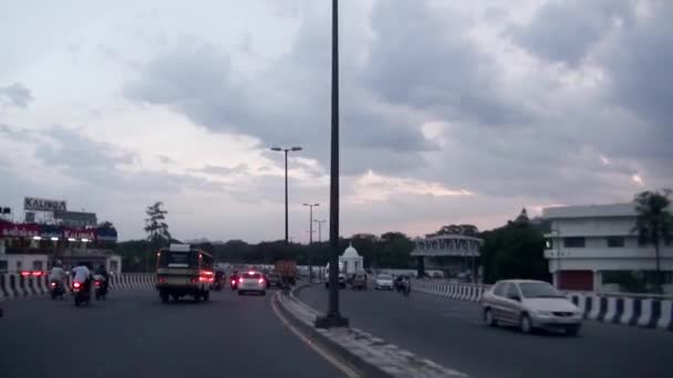 Ein pov shot von einem auto, das viel befahrene straße in chennai, indien. — Stockvideo