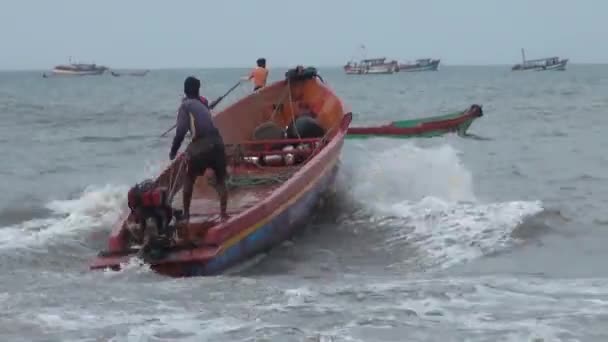 POOMPUHAR, India - 12 DE NOVIEMBRE DE 2015: Barco de pesca que sale al mar — Vídeos de Stock