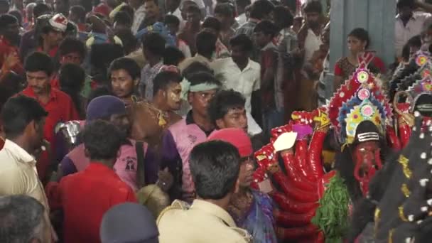 KULASEKHARAPATNAM, INDIA - OCTOBER 20, 2014: Devotees dancing in crowd at Hindu festival in Sri Mutharamman Temple at Thoothukudi district,Tamilnadu,India — Stock Video