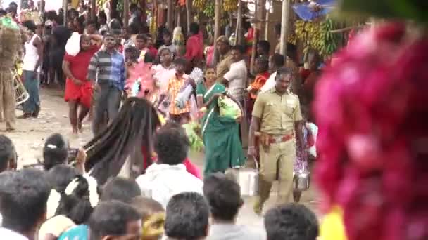 КУЛАСЕХАРАПАТНАМ, Индия - 20 октября 2014 года: Преданные, танцующие в толпе на индуистском фестивале в храме Шри Мутараммана в районе Тутукуди, Тамилнаду, Индия — стоковое видео