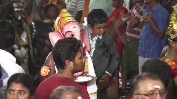 KULASEKHARAPATNAM, INDIA - 20 OTTOBRE 2014: Devoti che ballano in massa al festival indù nello Sri Mutharamman Temple nel distretto di Thoothukudi, Tamilnadu, India — Video Stock