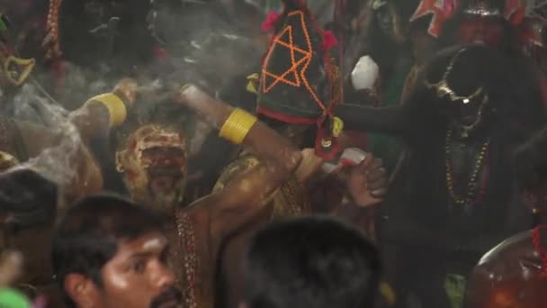 KULASEKHARAPATNAM, INDIA - 20 DE OCTUBRE DE 2014: Devotos bailando en multitud en el festival hindú en el templo de Sri Mutharamman en el distrito de Thoothukudi, Tamilnadu, India — Vídeos de Stock