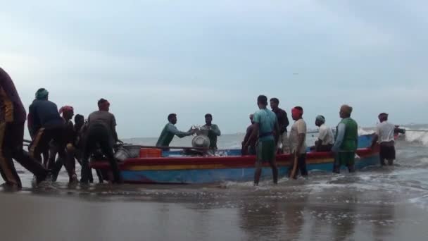 Poompuhar, インド - 2015 年 11 月 12 日: インド漁師の波止場で釣りからアンロード漁船. — ストック動画