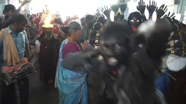 KULASEKHARAPATNAM, INDIA - 20 DE OCTUBRE DE 2014: Devotos bailando en multitud en el festival hindú en el templo de Sri Mutharamman en el distrito de Thoothukudi, Tamilnadu, India — Vídeos de Stock