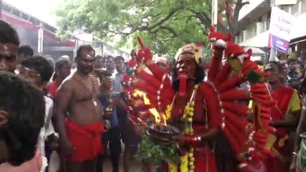 Kulasekharapatnam, Indie - 20. října 2014: Ctitelé tance v davu na hinduistického festivalu v Sri Mutharamman Temple v Thoothukudi okrese, Tamilnadu, Indie — Stock video