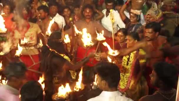KULASEKHARAPATNAM, INDE - 20 OCTOBRE 2014 : Des dévots dansent dans la foule au festival hindou au temple Sri Mutharamman du district de Thoothukudi, Tamilnadu, Inde — Video