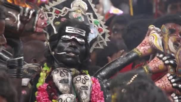 Kulasekharapatnam, India - oktober 20, 2014: Toegewijden dansen in menigte op hindoe festival in Sri Mutharamman tempel in Thoothukudi district, Tamilnadu, India — Stockvideo