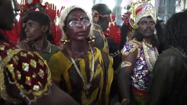 Kulasekharapatnam, India - oktober 20, 2014: Toegewijden dansen in menigte op hindoe festival in Sri Mutharamman tempel in Thoothukudi district, Tamilnadu, India — Stockvideo