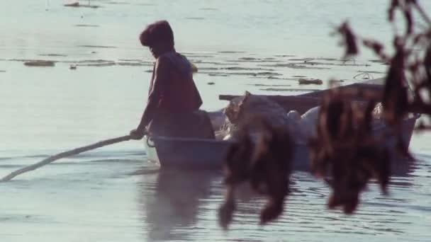 INDIA - 12 marzo 2016: I giovani pescatori galleggiano sul lago, persone su una barca, India . — Video Stock