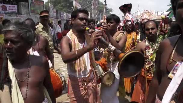 Kulasekharapatnam, Ινδία - 20 Οκτωβρίου 2014: Θιασώτες χορό στο πλήθος στο Hindu Φεστιβάλ μέσα Σρι ναό Mutharamman στην περιοχή Thoothukudi, Tamilnadu, Ινδία — Αρχείο Βίντεο