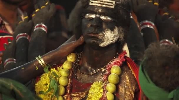 Kulasekharapatnam, India - oktober 20, 2014: Toegewijden dansen in menigte op hindoe festival in Sri Mutharamman tempel in Thoothukudi district, Tamilnadu, India — Stockvideo