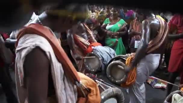 KULASEKHARAPATNAM, ÍNDIA - 20 de outubro de 2014: Devotos dançando na multidão no festival hindu no Templo Sri Mutharamman no distrito de Thoothukudi, Tamilnadu, Índia — Vídeo de Stock