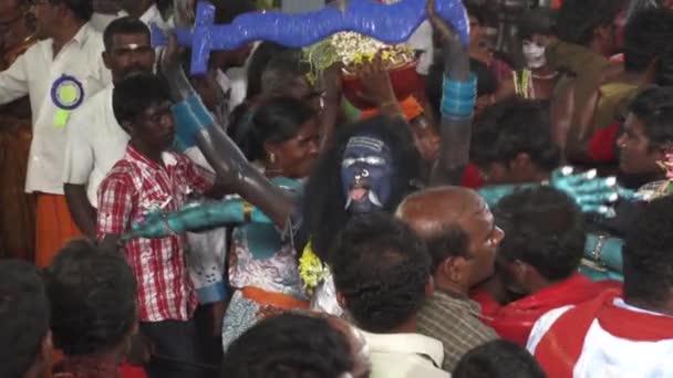 Kulasekharapatnam, Indie - 20. října 2014: Ctitelé tance v davu na hinduistického festivalu v Sri Mutharamman Temple v Thoothukudi okrese, Tamilnadu, Indie — Stock video