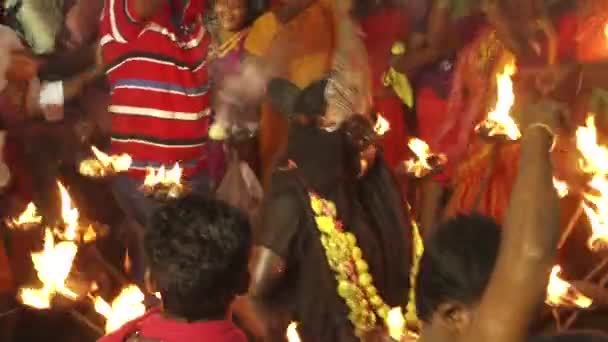 KULASEKHARAPATNAM, ÍNDIA - 20 de outubro de 2014: Devotos dançando na multidão no festival hindu no Templo Sri Mutharamman no distrito de Thoothukudi, Tamilnadu, Índia — Vídeo de Stock