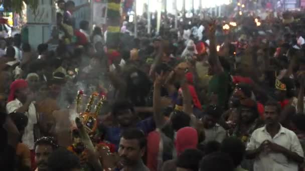 Kulasekharapatnam, Indie - 20. října 2014: Ctitelé tance v davu na hinduistického festivalu v Sri Mutharamman Temple v Thoothukudi okrese, Tamilnadu, Indie — Stock video