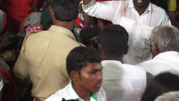 KULASEKHARAPATNAM, INDIA - 20 DE OCTUBRE DE 2014: Devotos bailando en multitud en el festival hindú en el templo de Sri Mutharamman en el distrito de Thoothukudi, Tamilnadu, India — Vídeos de Stock