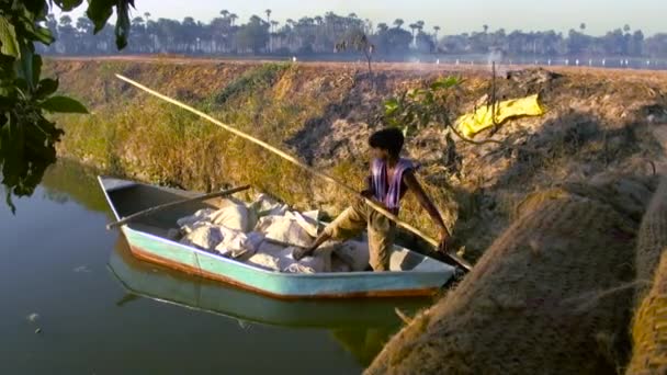 INDIA - 12 DE MARZO DE 2016: Los jóvenes pescadores flotan en el lago . — Vídeos de Stock