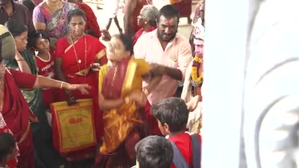 Kulasekharapatnam, Sverige - 20 oktober, 2014: Anhängare Dans i publiken på hinduiska festival i Sri Mutharamman templet i Thoothukudi distriktet, Tamilnadu, Indien — Stockvideo