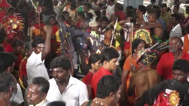 Kulasekharapatnam, Indie - 20 października 2014: Wielbiciele taniec w tłumie festiwalu hinduskiego w świątyni Sri Mutharamman w Dystrykt Tuticorin, Tamilnadu, Indie — Wideo stockowe