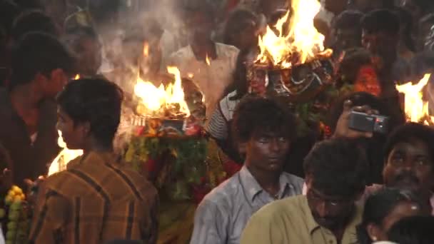 KULASEKHARAPATNAM, ÍNDIA - 20 de outubro de 2014: Devotos dançando na multidão no festival hindu no Templo Sri Mutharamman no distrito de Thoothukudi, Tamilnadu, Índia — Vídeo de Stock