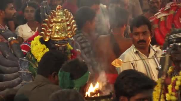 Thoothukudi 지구, Tamilnadu, 인도에서 스리랑카 Mutharamman 사원에서 힌두교 축제에 군중에서 춤을 Kulasekharapatnam, 인도-2014 년 10 월 20 일: 헌신 — 비디오