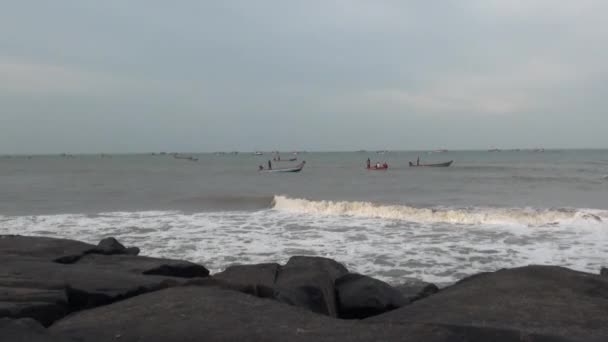 POOMPUHAR, Inde - 12 NOVEMBRE 2015 : pêcheur sur le bateau - Zoom avant — Video