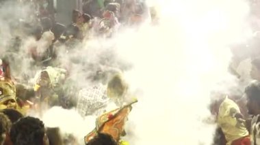 Kulasekharapatnam, Hindistan - 20 Ekim 2014: Sri Mutharamman Tapınağı Thoothukudi District, Tamilnadu, Hindistan Hindu festivali kalabalıkta dans hayranları