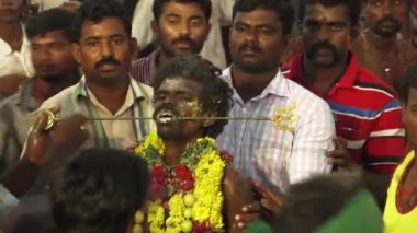 Kulasekharapatnam, Hindistan - 20 Ekim 2014: Sri Mutharamman Tapınağı Thoothukudi District, Tamilnadu, Hindistan Hindu festivali kalabalıkta dans hayranları