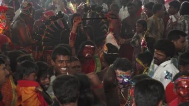 Kulasekharapatnam, Hindistan - 20 Ekim 2014: Sri Mutharamman Tapınağı Thoothukudi District, Tamilnadu, Hindistan Hindu festivali kalabalıkta dans hayranları