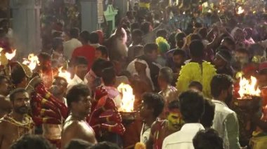 Kulasekharapatnam, Hindistan - 20 Ekim 2014: Sri Mutharamman Tapınağı Thoothukudi District, Tamilnadu, Hindistan Hindu festivali kalabalıkta dans hayranları