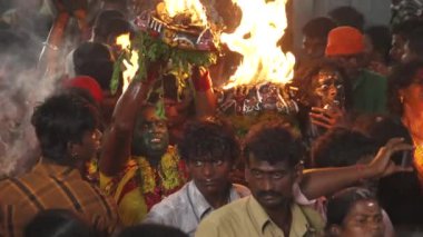 Kulasekharapatnam, Hindistan - 20 Ekim 2014: Sri Mutharamman Tapınağı Thoothukudi District, Tamilnadu, Hindistan Hindu festivali kalabalıkta dans hayranları