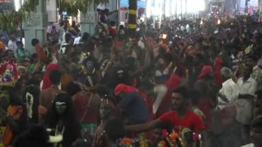 Kulasekharapatnam, Hindistan - 20 Ekim 2014: Sri Mutharamman Tapınağı Thoothukudi District, Tamilnadu, Hindistan Hindu festivali kalabalıkta dans hayranları