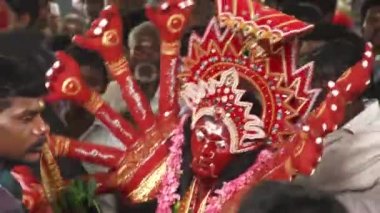 Kulasekharapatnam, Hindistan - 20 Ekim 2014: Sri Mutharamman Tapınağı Thoothukudi District, Tamilnadu, Hindistan Hindu festivali kalabalıkta dans hayranları