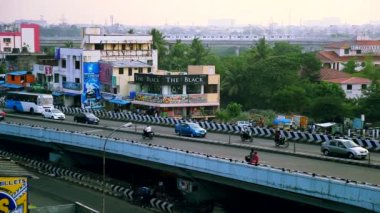 Chennai, Hindistan - 11 Şubat 2017: Arabalar, motosikletler ve otobüs geçen bitti Köprüsü Chennai, Hindistan