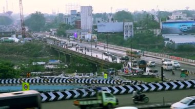 Chennai, Hindistan - 11 Şubat 2017: bir köprüyü geçtikten şehir merkezi yoğun trafik