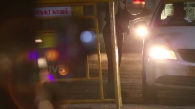 Chennai, Hindistan - 18 Haziran 2015: Polis arabası gece sokakta