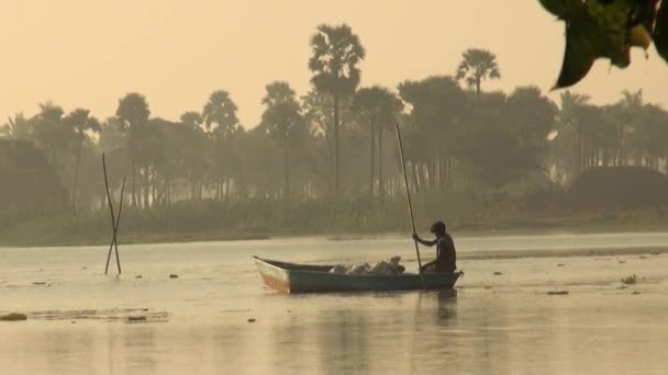 INDIA - 12 DE MARZO DE 2016: Los jóvenes pescadores flotan en el lago, la gente en un barco — Vídeos de Stock