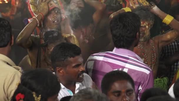 Kulasekharapatnam，印度-2014 年 10 月 20 日： 信徒在庙 Mutharamman 在 Thoothukudi 区，泰米尔纳德邦，印度的印度教节日的人群中跳舞 — 图库视频影像