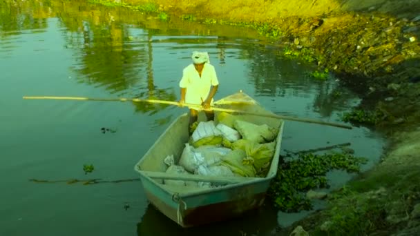 INDIA - MARZO 12, 2016: la gente en un barco, Los jóvenes pescadores está flotando en el lago . — Vídeos de Stock