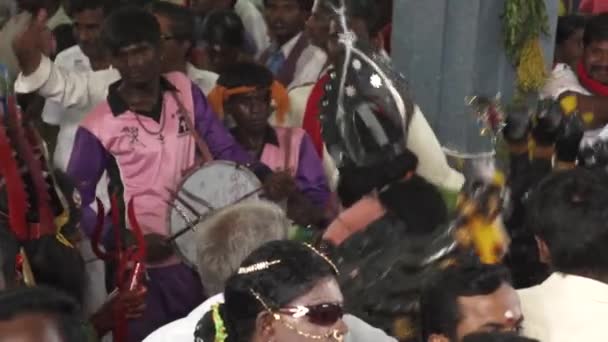 Kulasekharapatnam, India - 2014. október 20.: Hívei táncoló tömeg Sri Mutharamman templom-Thoothukudi kerületben, Tamilnadu, India Hindu fesztivál — Stock videók