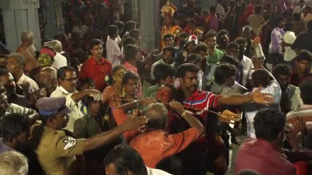 KULASEKHARAPATNAM, ÍNDIA - 20 de outubro de 2014: Devotos dançando na multidão no festival hindu no Templo Sri Mutharamman no distrito de Thoothukudi, Tamilnadu, Índia — Vídeo de Stock