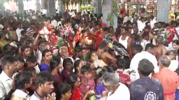 Kulasekharapatnam, Indie - 20 października 2014: Wielbiciele taniec w tłumie festiwalu hinduskiego w świątyni Sri Mutharamman w Dystrykt Tuticorin, Tamilnadu, Indie — Wideo stockowe